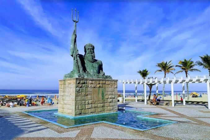 Casa Moderna E Aconchegante A Beira Mar, Com Opcao De Piscina Aquecida Cobrado A Parte, Area Gourmet Com Churrasqueira Em Deck Coberto Frente A Piscina, Aconchegante Sala De Estar Com Lareira, Garagem Para 4 Carros, Casa Pe Na Areia A 50 Metros Da Pr Praia Grande  Exterior foto